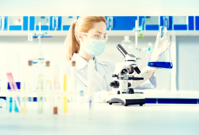 进行化学实验的女性研究员