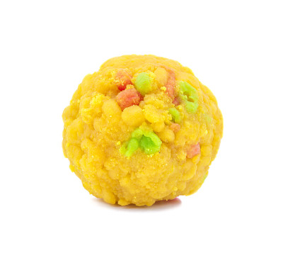 白色背景上的印度甜品拉都