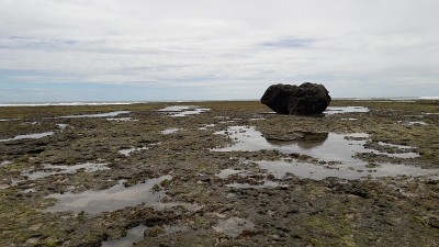 印度尼西亚Sukabumi, Minajaya海滩上的岩石、水和海浪的照片
