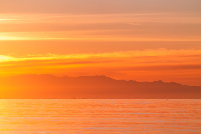 在惠德比岛的欺骗隘口，夕阳的橙色光芒