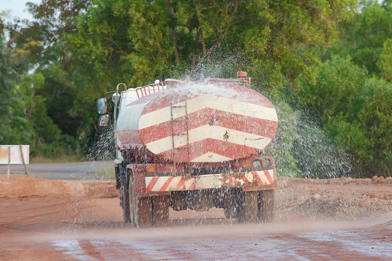 水车在为一个新的道路建筑工地喷水。