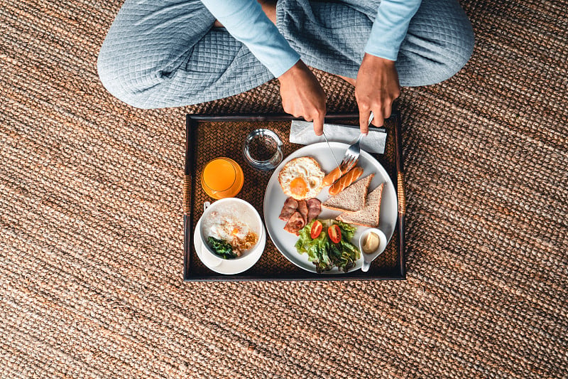 早餐在饭店的托盘里