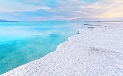 早晨的风景-白色的盐晶体海滩，附近清澈的水，典型的风景死海海岸，以色列