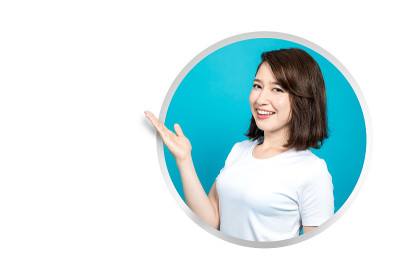 年轻姑娘从圆形的窗户探出身子。