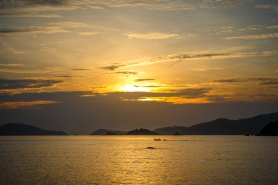 泰国里比岛日落时的热带海滩