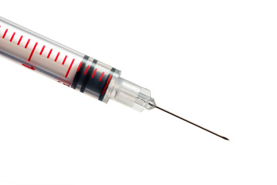 红色注射器针头的近距离观察