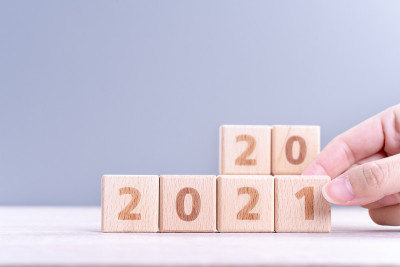 2021年新年抽象设计概念由木块与复制空间。