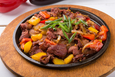 炖肉准备好并上桌