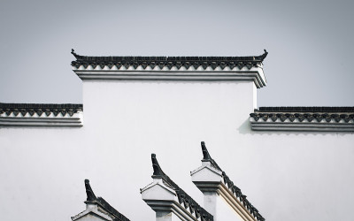 中国传统江南民居隔离墙上的屋脊饰以瓷砖