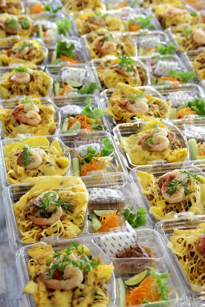 用塑料盒准备食物