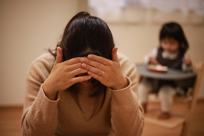 母亲们担心抚养孩子