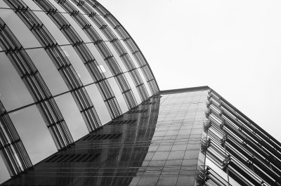 商业中心抽象建筑玻璃透视图。天空背景。黑色和白色。