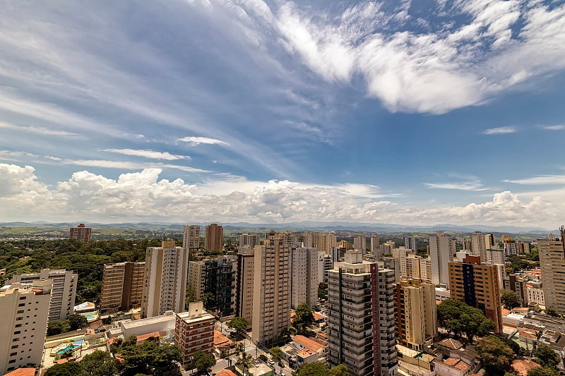 在日落与多云的天空的Sao Jose dos Campos城市全景-圣保罗，巴西