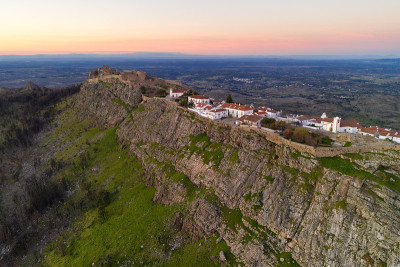 Marvao无人机鸟瞰图的历史村庄和Serra de Sao Mamede山日落，在葡萄牙