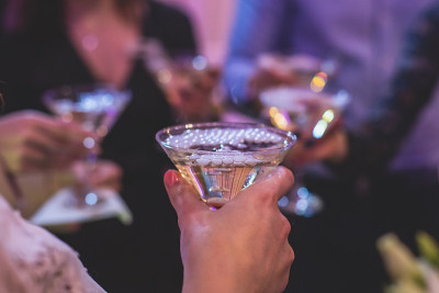 酒杯上的酒精饮料以金字塔形排列，美丽的金字塔线条将不同颜色的酒精鸡尾酒与香槟放在婚礼宴会、餐饮宴会的