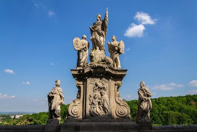 捷克共和国库特纳霍拉，阳光明媚的夏日，圣温塞斯劳斯雕像，耶稣会学院前，圣芭芭拉教堂附近