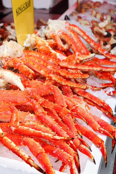 新鲜的帝王蟹腿冰在海鲜市场