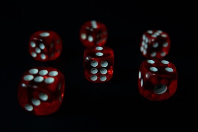 红色骰子和黑色背景