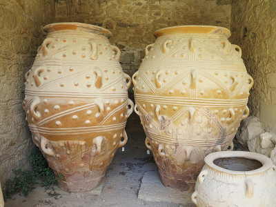 希腊克里特岛的古代陶土米诺斯双耳罐