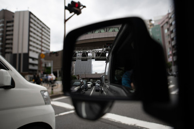 侧后视镜反射出成排的汽车