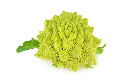 罗马花椰菜(菜花)孤立在白色上。