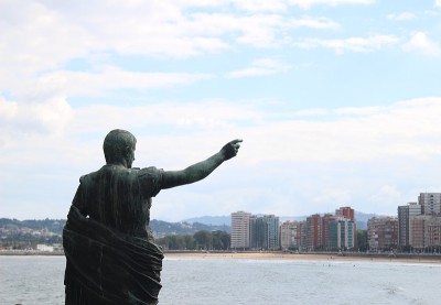 雕像指向圣洛伦索湾Gijón