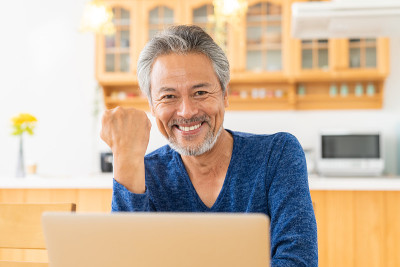 老人使用笔记本电脑