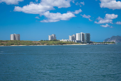 风景完美的海滩景色，白色的沙滩和防波堤海浪。葡萄牙塞图巴尔特罗亚的天堂和沙漠海滩。