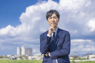 一个穿着外套的男人