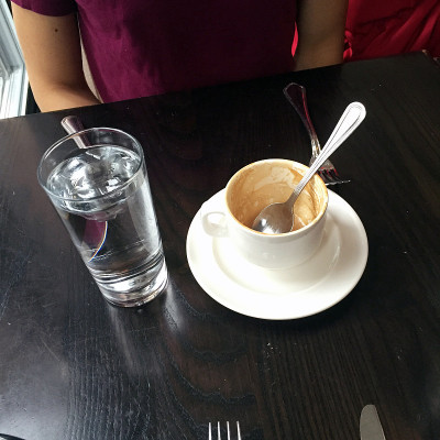 餐厅里的咖啡杯