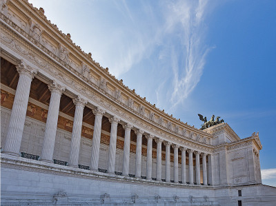 维托里奥·埃马努埃莱二世纪念碑也被称为Vittoriano，或Altare della Patria