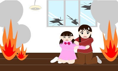 母亲和女儿被火惊呆了
