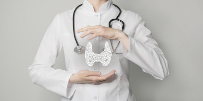 内分泌科医生，甲状腺专家。美学手绘突出说明人类甲状腺。中性灰色背景，工作室照片和拼贴。