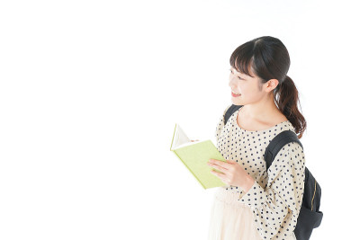 女学生用微笑指着校服