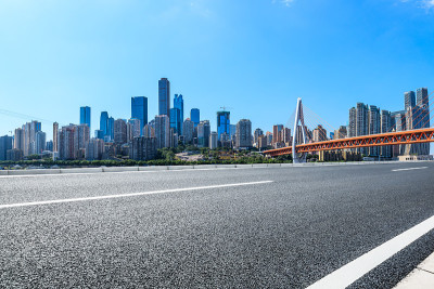空沥青路与重庆建筑景观桥