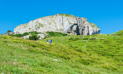 东面的Hoher Ifen山(2239米)在Kleinwalsertal，奥地利