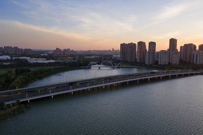 湖边有住宅楼和立交桥。