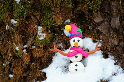 冬天森林里的雪人雕像。