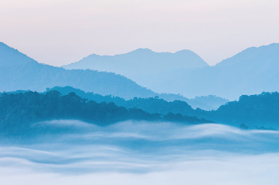 在泰国keng Krachan国家公园panothung视角的山脉和雾的美丽风景，凉爽的白色平衡