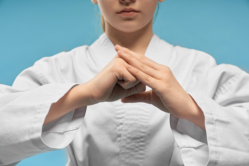 女性双手空手道的位置。