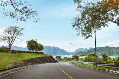 热带山地景观，湖和路