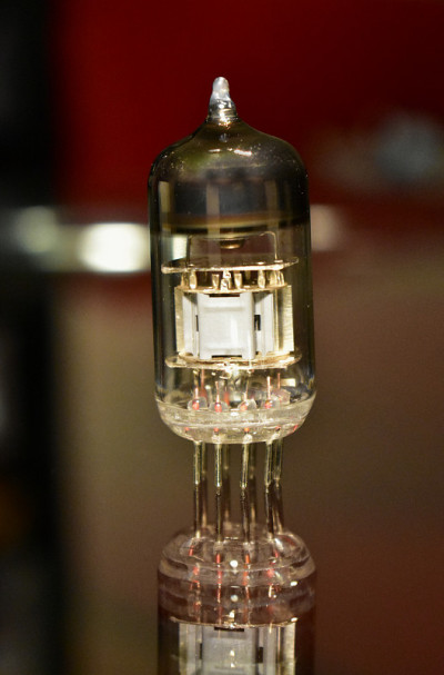 吉他放大器管，12AX7/ECC83型。