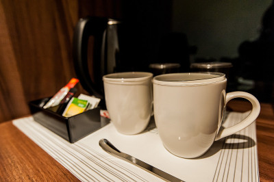 咖啡杯和茶包，