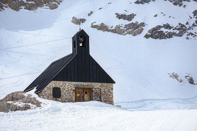 圣母教堂，在Zugspitze上的教堂，德国最高的山在冰雪覆盖的巴伐利亚阿尔卑斯附近Garmisch