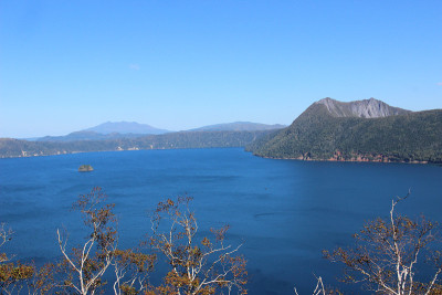 蓝色平静的湖
