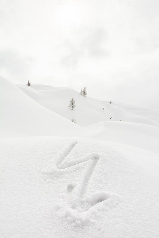 闪电打在雪上