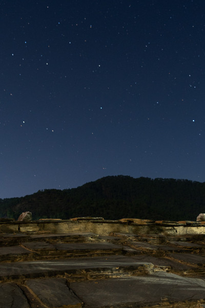 坐在山中仰望夜空