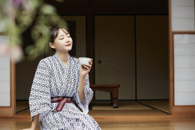 一个年轻的亚洲女人正在日本传统旅馆放松