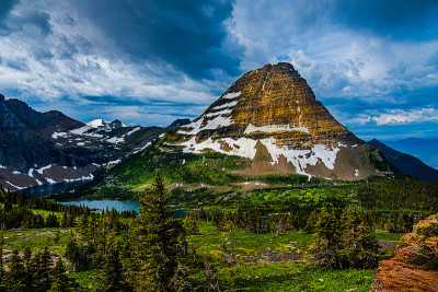 风暴在隐藏湖的熊帽山升起-冰川NP Montana_2399