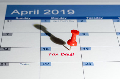 4月15日为纳税日，日历上有红色图钉